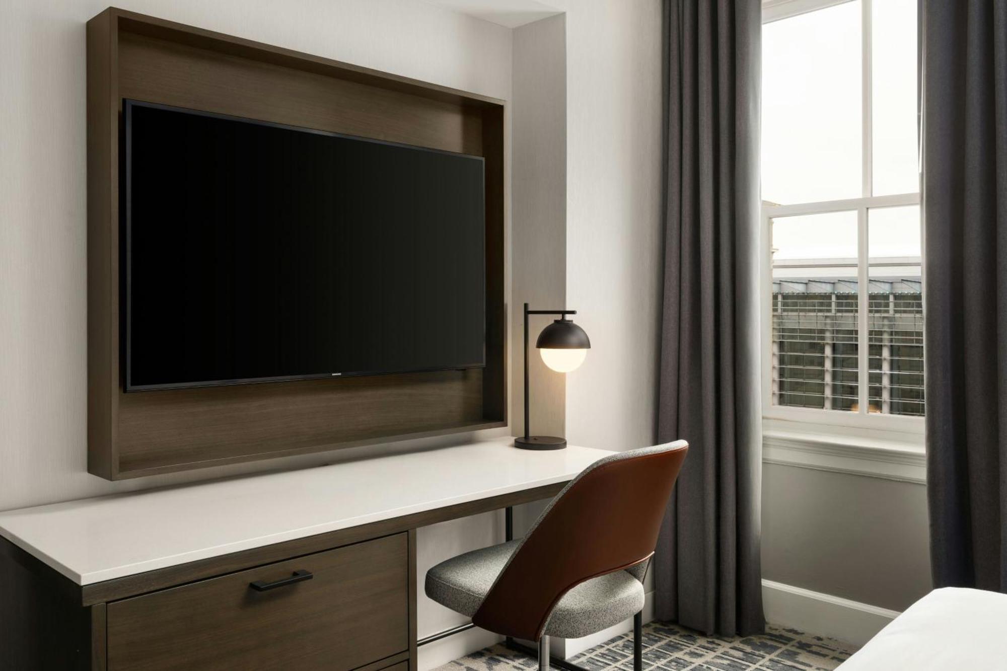 Le Meridien Hotel 4*